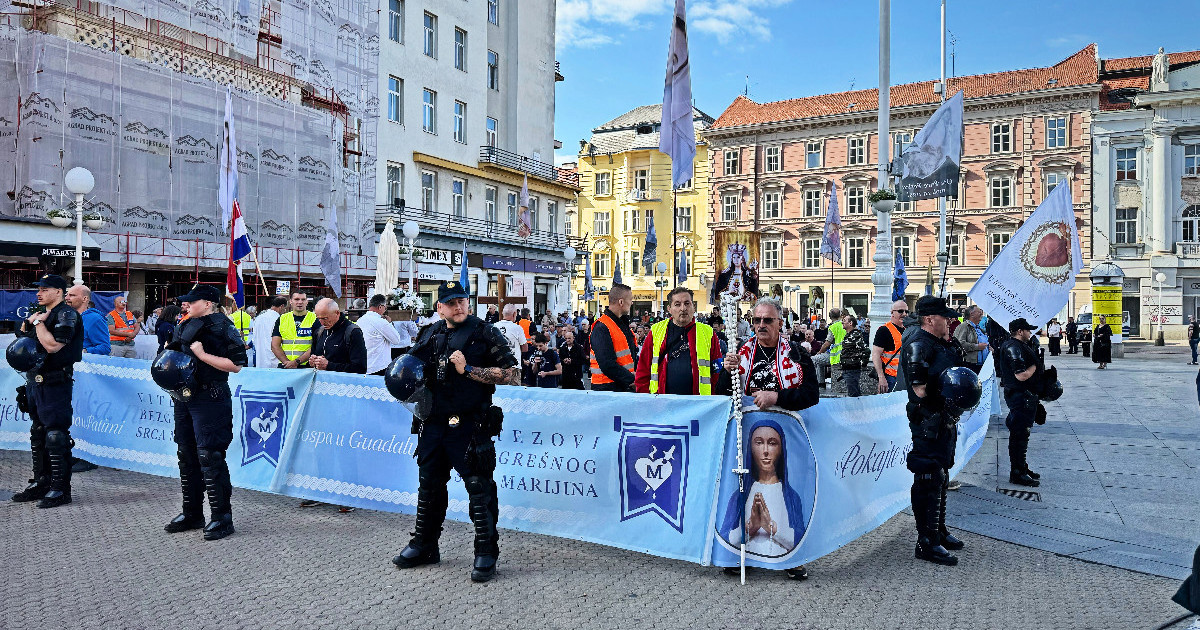 VIDEO Klečavci molili na Trgu u Zagrebu. Protuprosvjednici svirali i pjevali