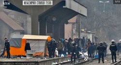 FOTO 500 ilegalnih migranata premješta se iz Tuzle u prihvatilište kod Sarajeva