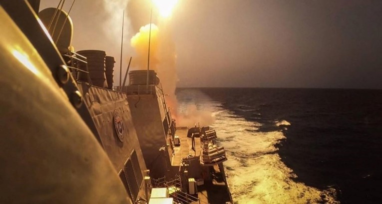 Pogođen brod u Crvenom moru. Reagirao SAD, oborio dvije rakete iz Jemena