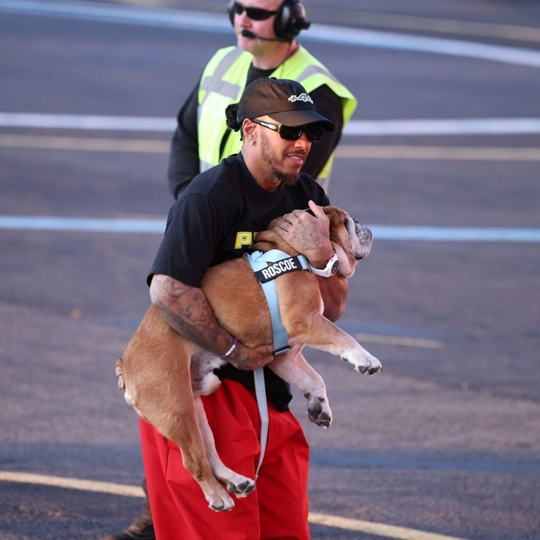 Hamilton: Srce mi stane svaki put kad dobijem poruku o svom psu