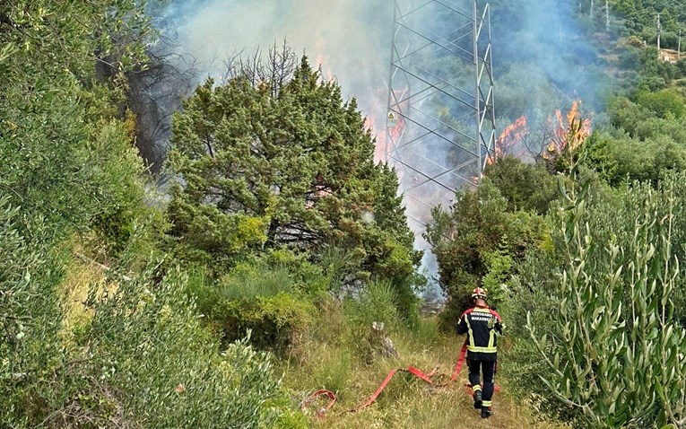 VIDEO Planulo blizu kuća kod Makarske