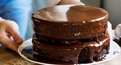 Odličan čokoladni kolač brzo je gotov, a trebat će vam samo tri sastojka