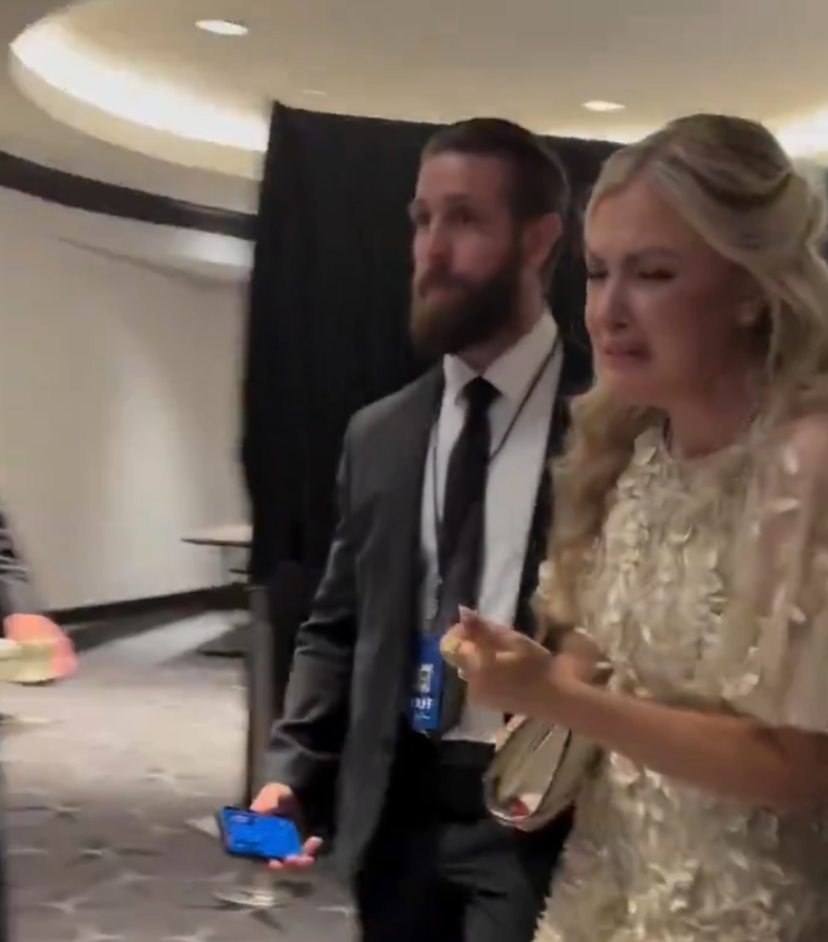 VIDEO I Erika Kirk evakuirana nakon napada na Trumpovu večeru