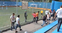 VIDEO Masovna tučnjava na dječjoj nogometnoj utakmici, letjele boce i kišobrani