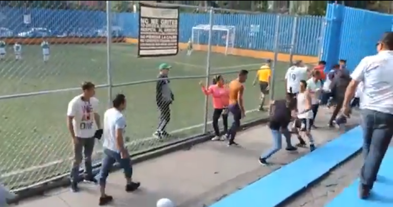 VIDEO Masovna tučnjava na dječjoj nogometnoj utakmici, letjele boce i kišobrani