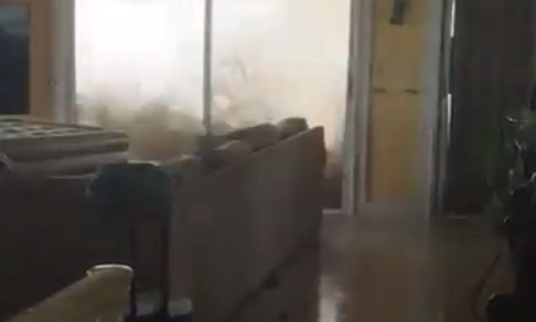VIDEO Uragan potopio drugi kat kuće, pogledajte snimku