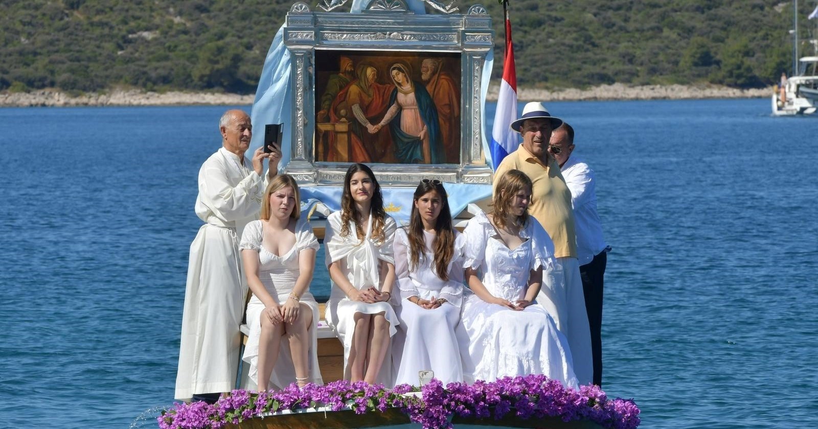 U Rogoznici slavili Gospu od Kapelice. Procesija uključuje brod i djevojke u bjelini