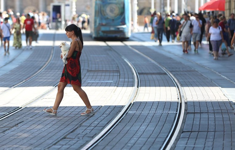 Uživali u sunčanom danu: Zagrepčani s ljubimcima prošetali centrom grada