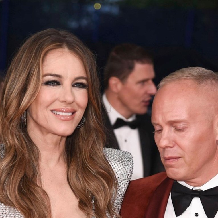 Elizabeth Hurley (60) privukla sve poglede (doslovno) u dekoltiranoj haljini 