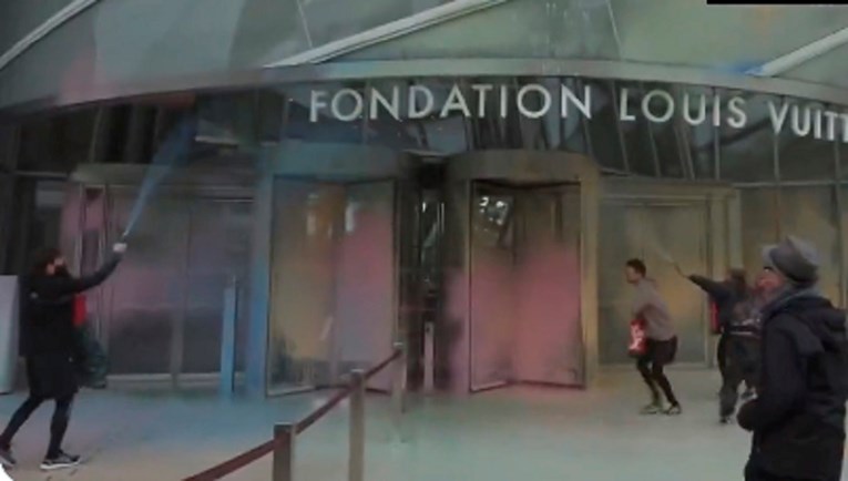 VIDEO Ekološki aktivisti bojom uništavali zgradu Louisa Vuittona