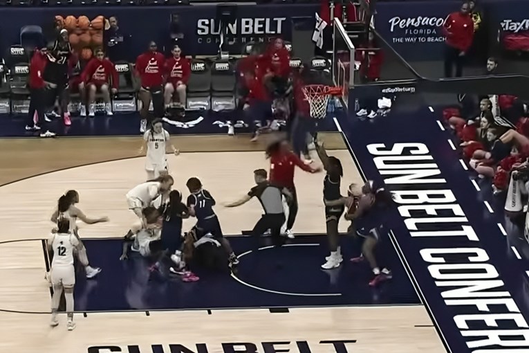 VIDEO Tučnjava košarkašica u Americi. Sutkinja je ostala ležati na parketu