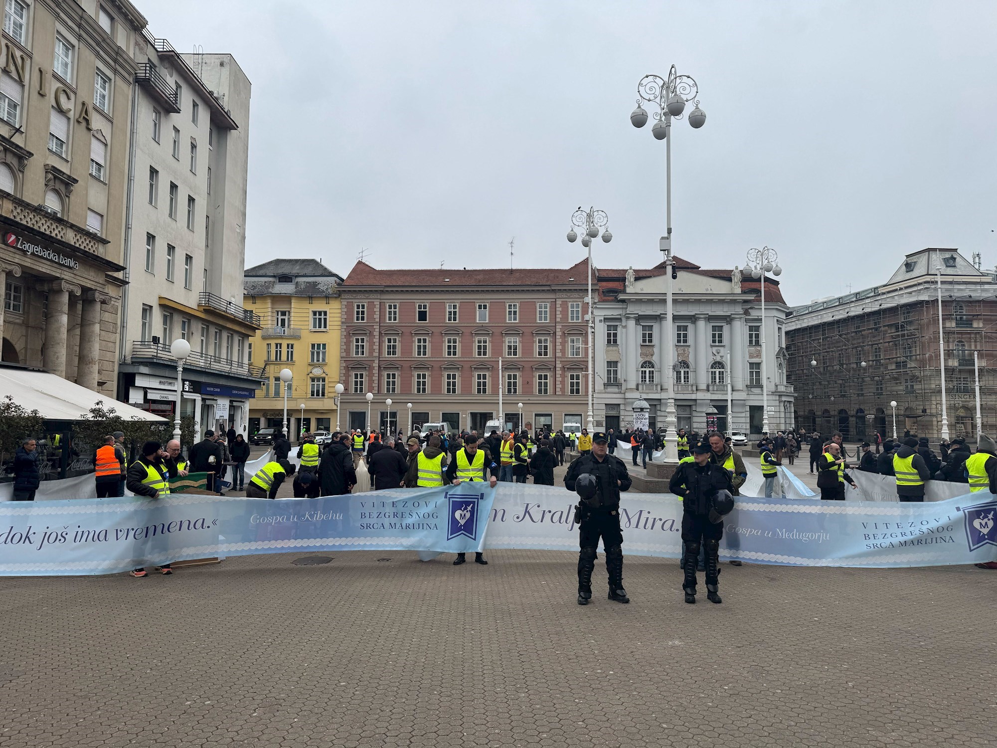 VIDEO Klečavci molili krunicu na glavnom zagrebačkom trgu. Došli i prosvjednici