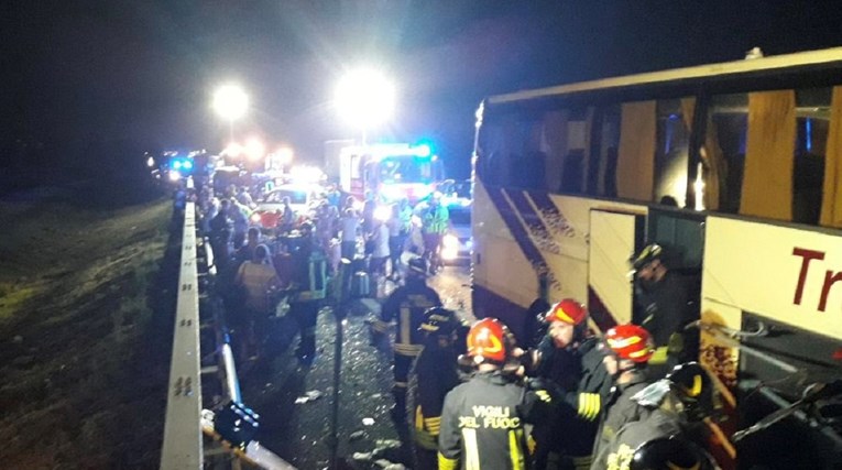 FOTO U Italiji se sudarili kamion i autobus pun ukrajinskih turista
