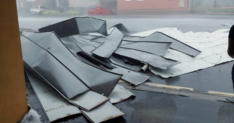 VIDEO I FOTO Oluja u Osijeku: Vjetar odnio krov zgrade, pod autom se otvorila rupa