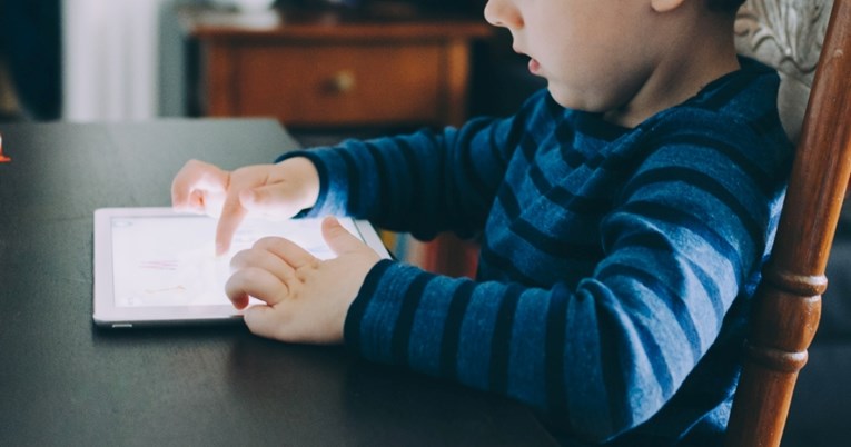 Možete postići da dječje vrijeme pred ekranima bude vrlo korisno na ova 4 načina