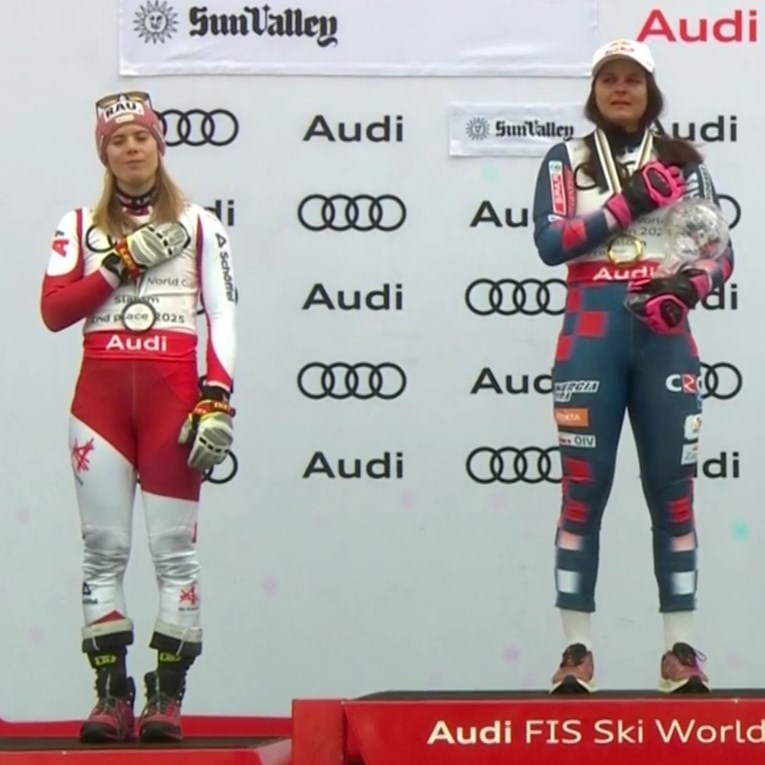 VIDEO Svira hrvatska himna, a glavna Zrinkina konkurentica drži ruku na srcu