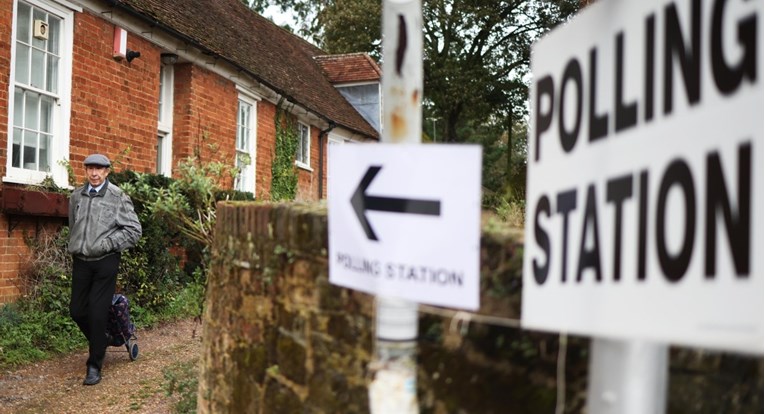 Britanski premijer doživio povijesne poraze, stranka izgubila važna uporišta