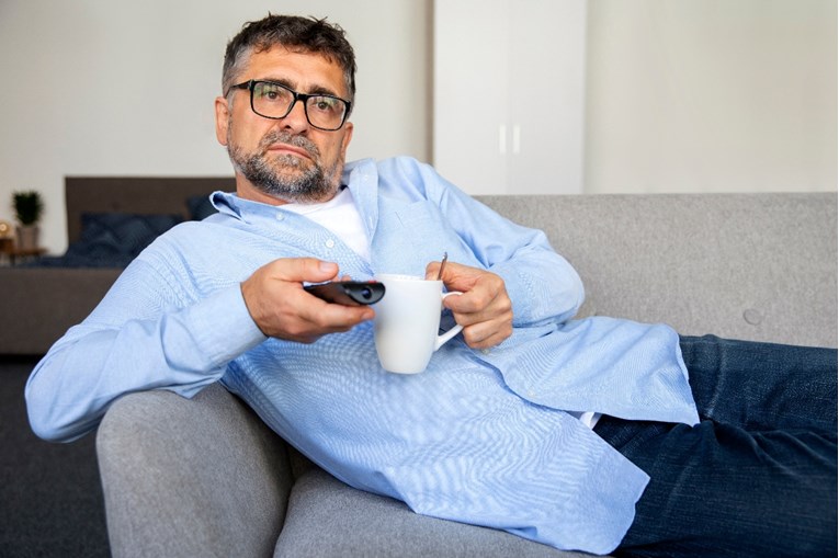 Ako vaš tata uvijek ima upaljen TV, možda pokušava potisnuti ovih 11 problema