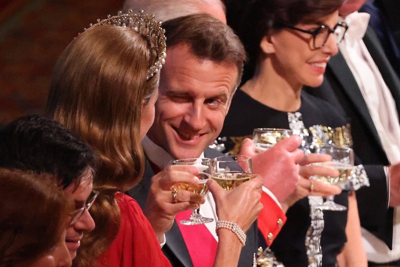 Fotka je hit na internetu: Macron na večeri nazdravljao s Kate i namigivao joj