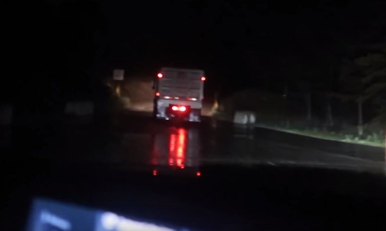 Kamion na ulazu u Rijeku privukao pažnju vozača zbog svjetleće poruke na ceradi