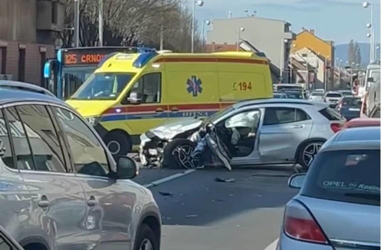 VIDEO Snažan sudar dva auta na Ilici