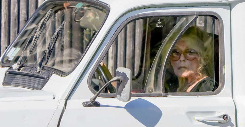 Rijetke fotografije: Francuska diva (89) snimljena dok je vozila auto u Saint-Tropezu