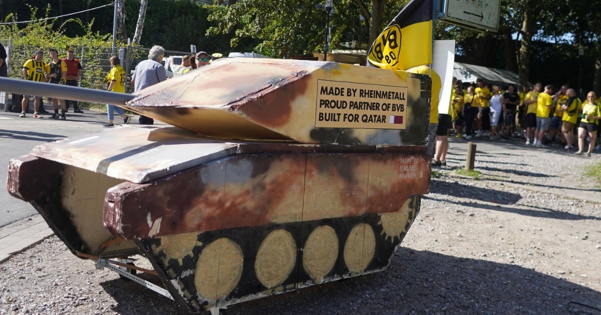 Navijači Borussije maketom tenka prosvjedovali protiv oružja za rat u Ukrajini