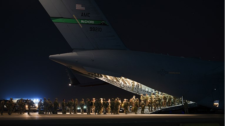 Posljednji američki avion napustio Kabul. Gotov je rat dug 20 godina