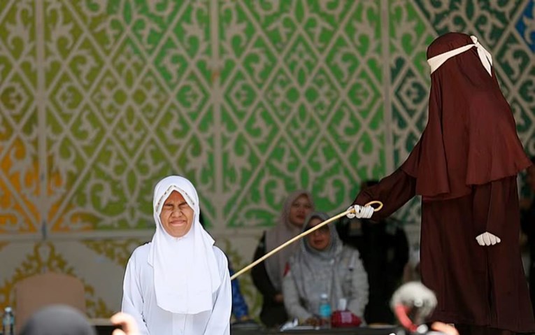 FOTO U Indoneziji par javno bičevan sa 140 udaraca zbog izvanbračnog s*ksa