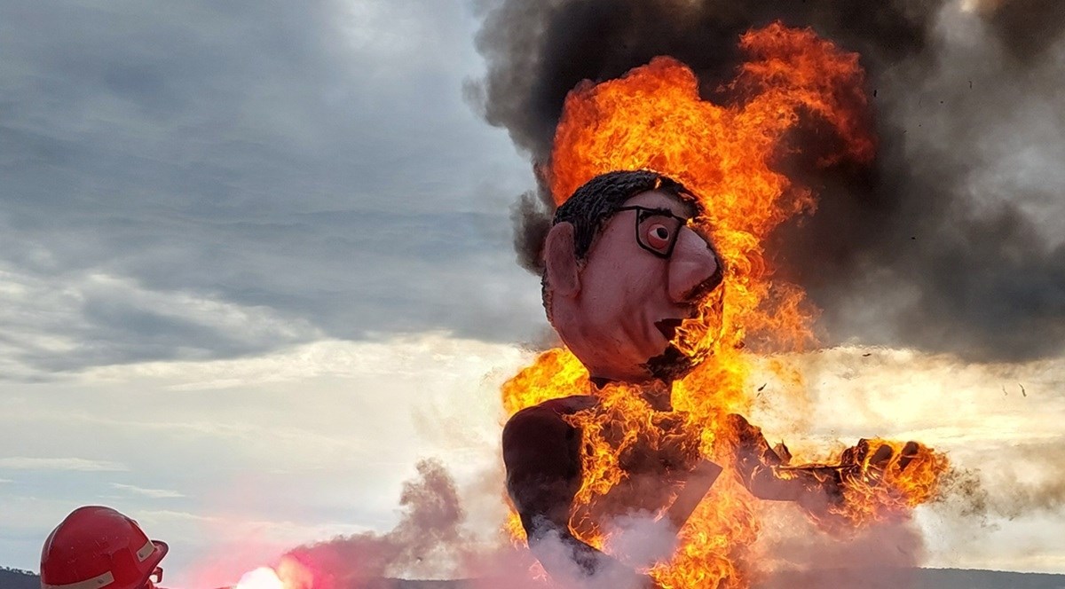 VIDEO Na maškarama u Kaštel Sućurcu zapaljena lutka Vučića