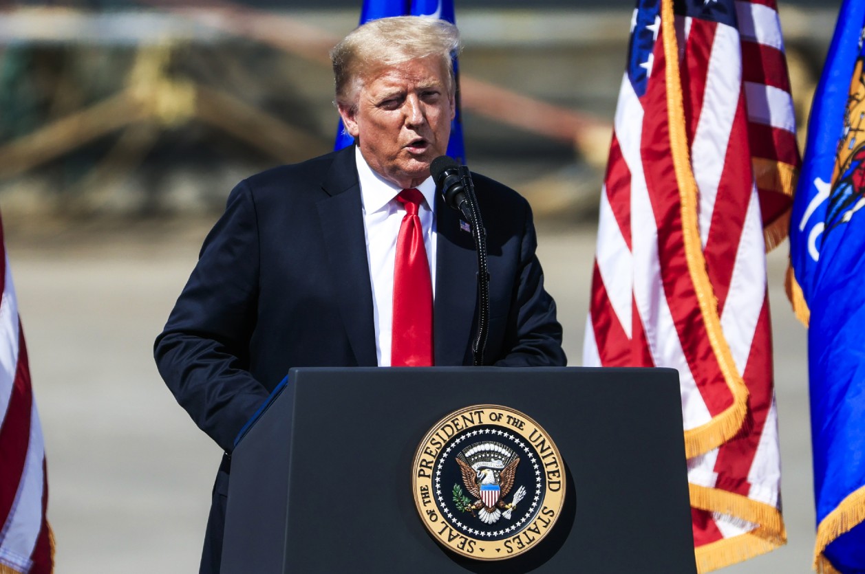 Trump: Ne bi mi bilo nimalo teško nositi masku