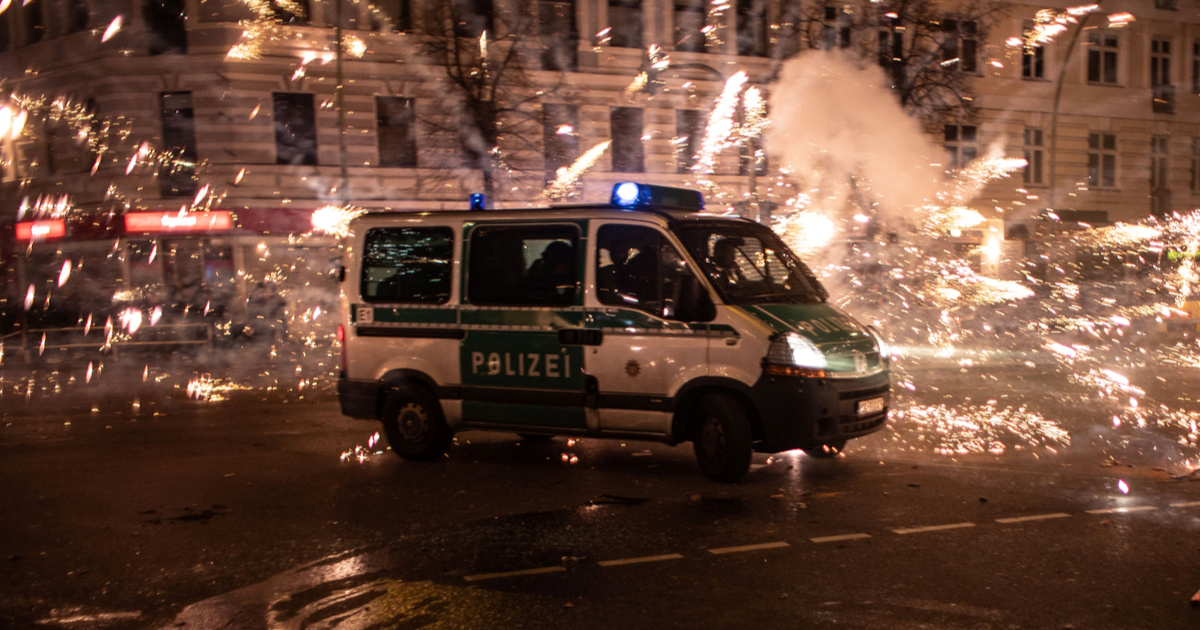 Ljudi diljem Njemačke u dugim redovima čekali otvaranje trgovina s vatrometom