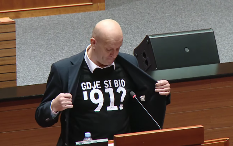 DP-ovac došao u sabor s majicom "Gdje si bio '91?"