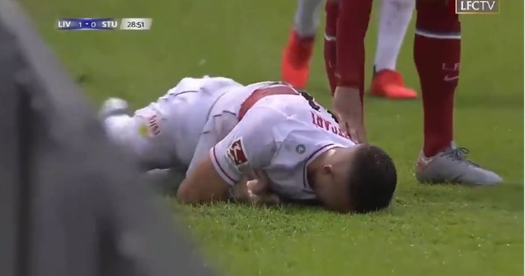 VIDEO Liverpoolov stoper gurnuo suparnika u reklame i slomio mu lakat