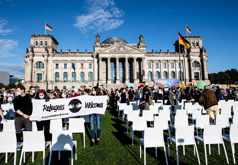 Ispred njemačkog parlamenta postavljeno 13 tisuća stolica za migrante s Lesbosa