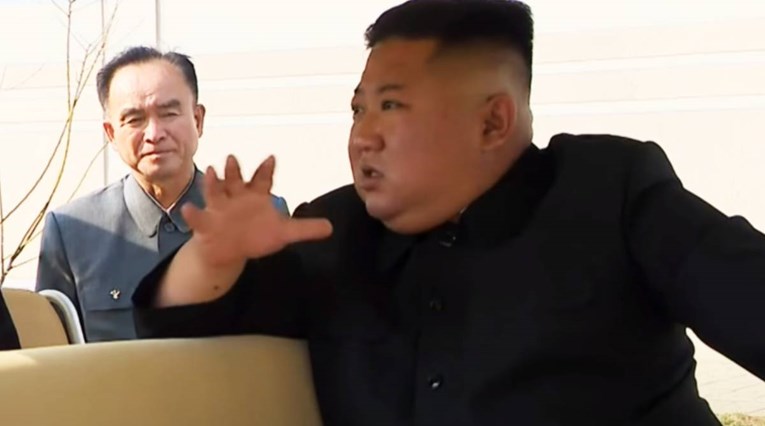 VIDEO Kim Jong-un na novim snimkama izgleda zdravo. No, na ruci ima čudnu točkicu