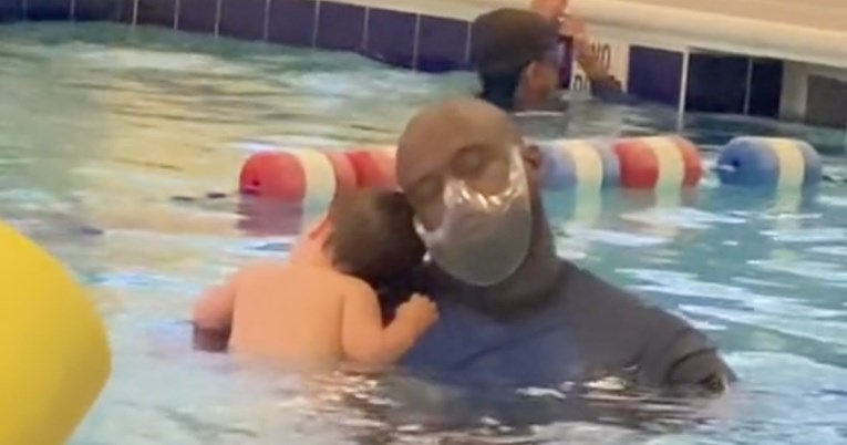 Najslađe prijateljstvo: Devetomjesečna beba vezala se za svog instruktora plivanja