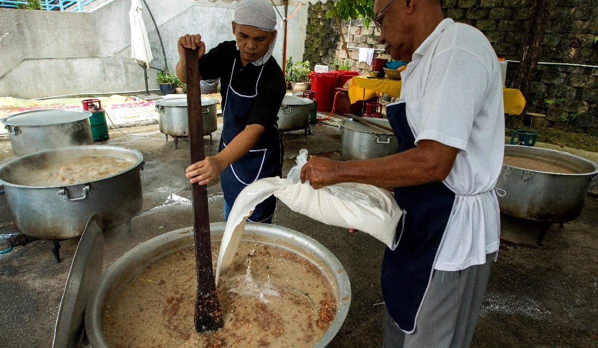 Na Filipinima devetero mrtvih, pili su alkoholno piće od kokosa