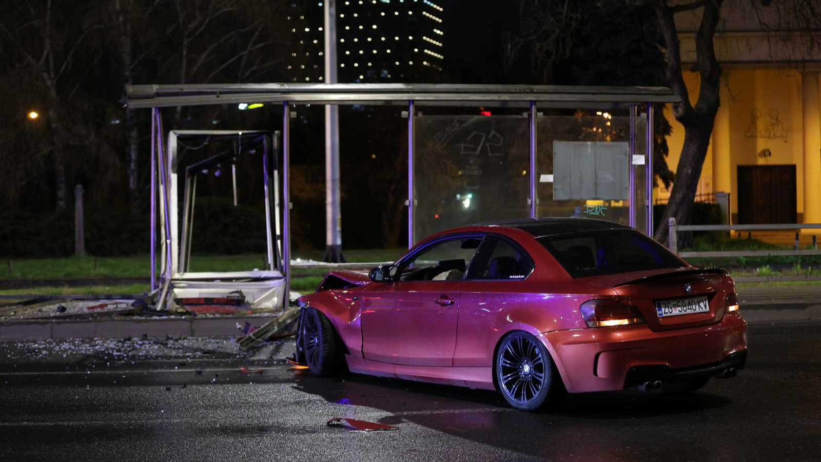 BMW-om se zabio u tramvajsku stanicu u Zagrebu. Ozlijeđeni hitno odvezeni u bolnicu