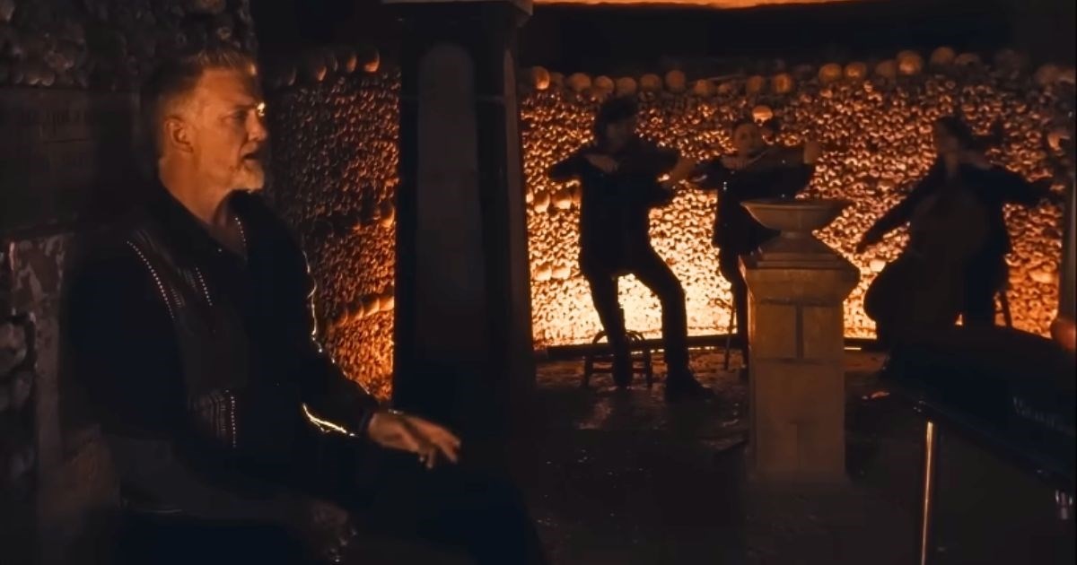 QOTSA uoči dolaska u Zagreb objavili snimku nastupa u pariškim katakombama