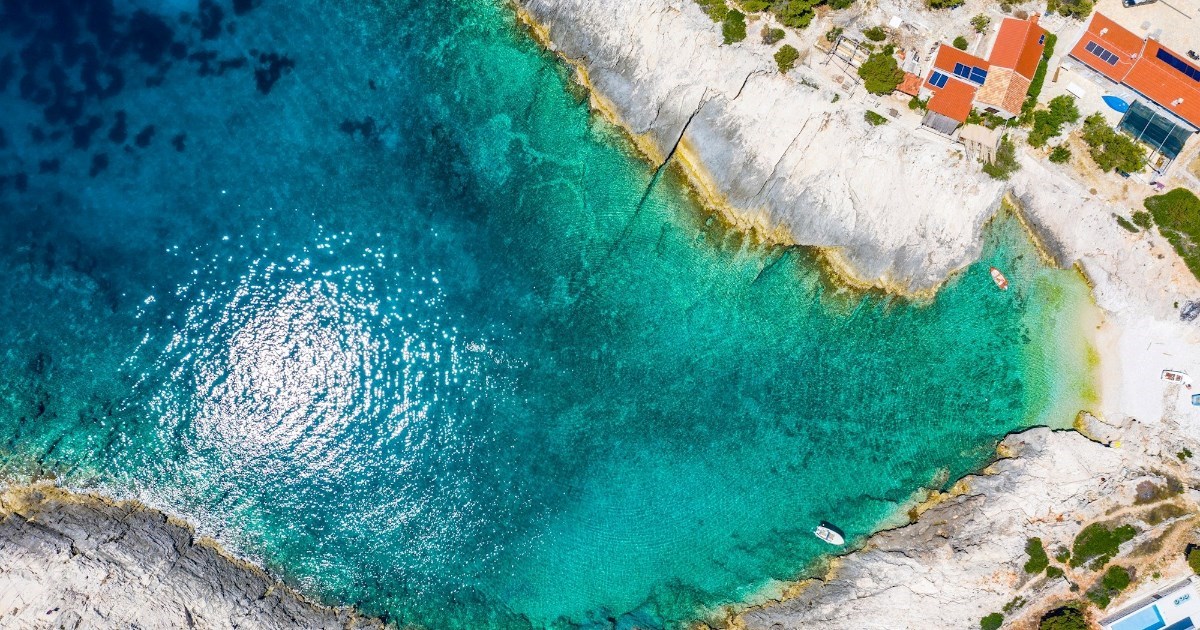 FOTO Bajkovit prizor: Uvala na Visu do koje nije lako doći oduzima dah