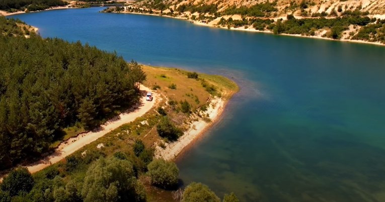 Dva mlada brata iz Livna skočila u jezero nakon nogometa. Jedan umro, drugi kritično