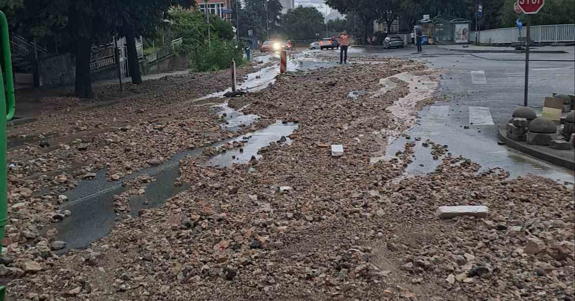 VIDEO Bujica u Rijeci nosila zemlju i kamenje, poplavljene ceste