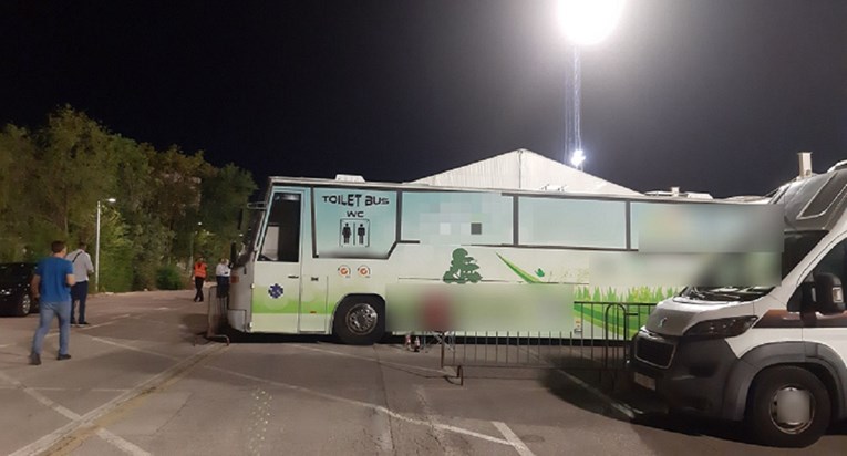 HNS-ovci ogradili parking u Šibeniku i digli VIP šator. WC je u autobusu