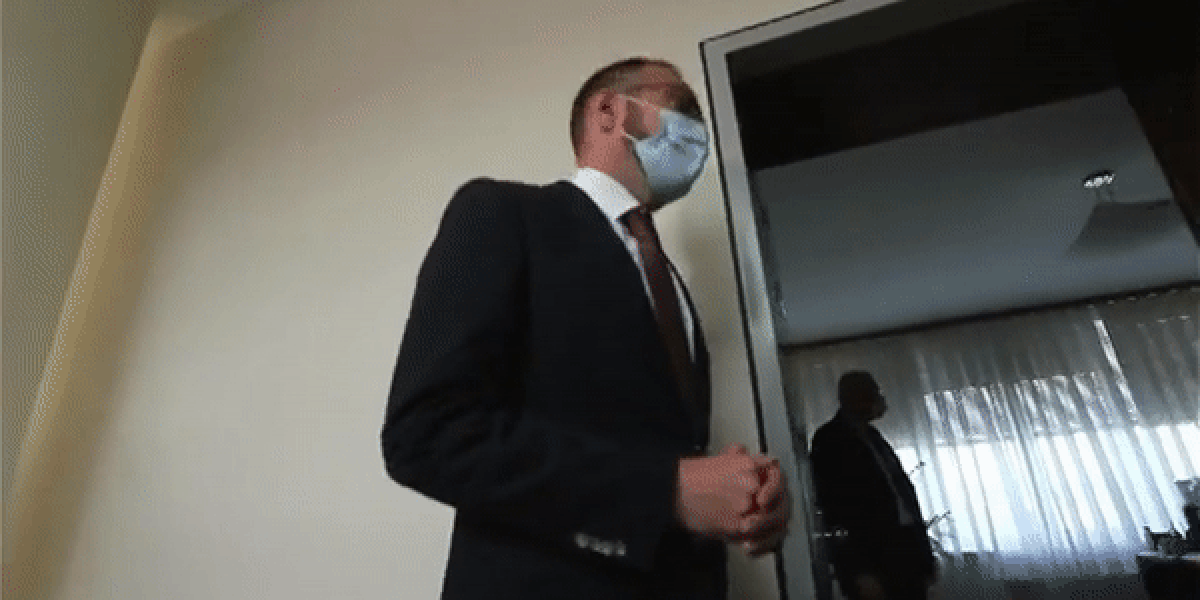 VIDEO Tomašević prvi put odlazi u svoj ured: "Nemojte se navikavati na kravatu"