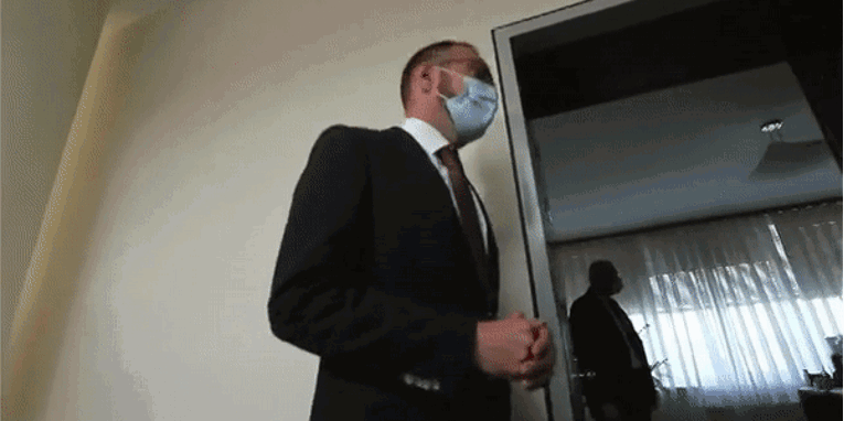VIDEO Tomašević prvi put odlazi u svoj ured: "Nemojte se navikavati na kravatu"