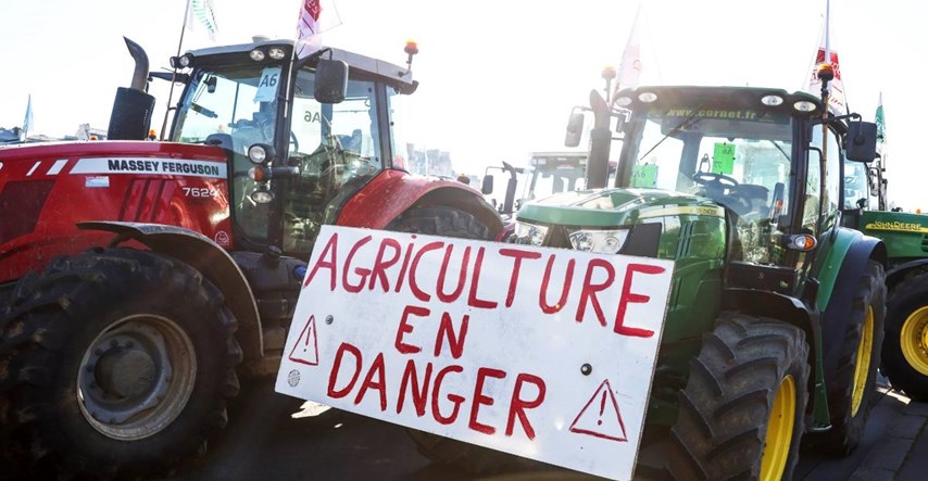 Francuski poljoprivrednici blokirali autoceste oko Pariza