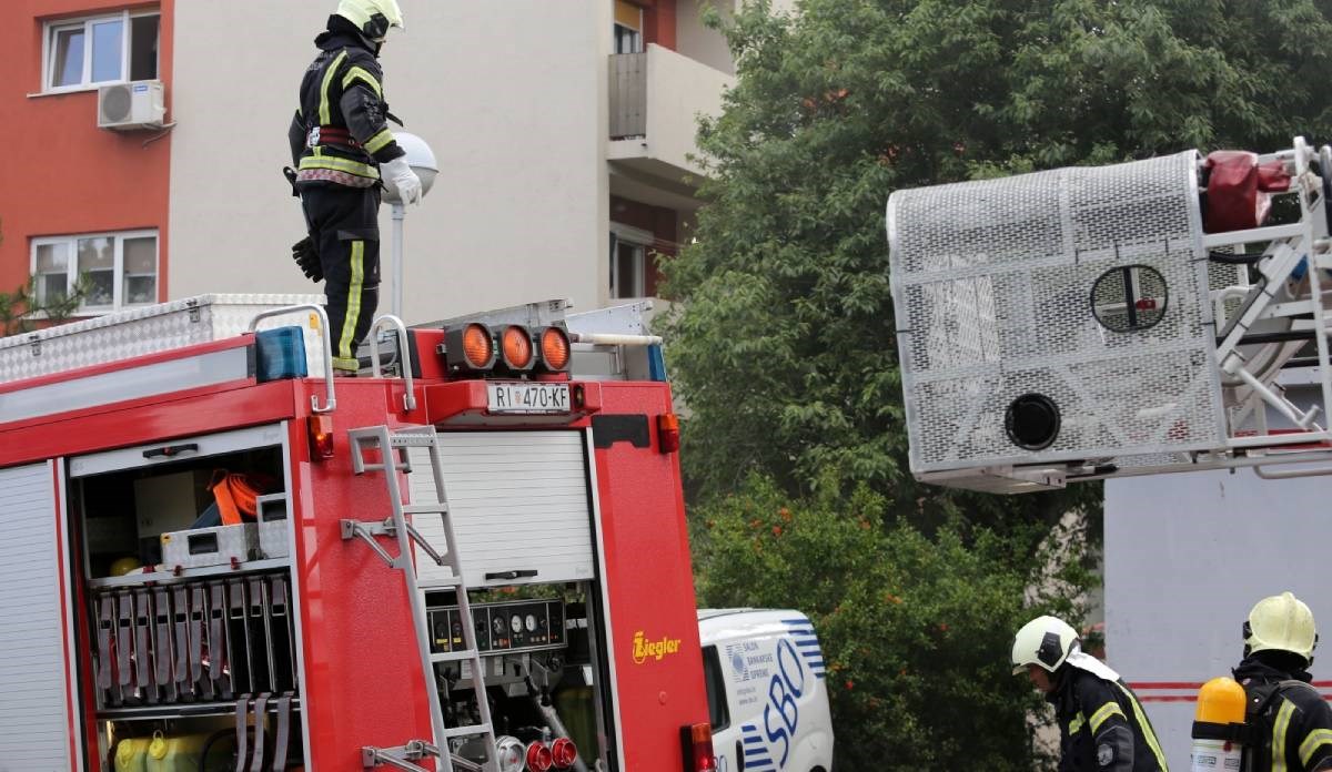 Požar krupnoga otpada u Industrijskoj zoni kraj Rijeke stavljen pod nadzor