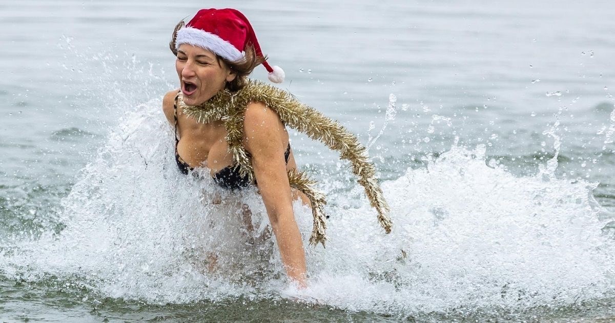 FOTO Građani Osijeka zaigrali picigin na rijeci unatoč kišnom i hladnom vremenu