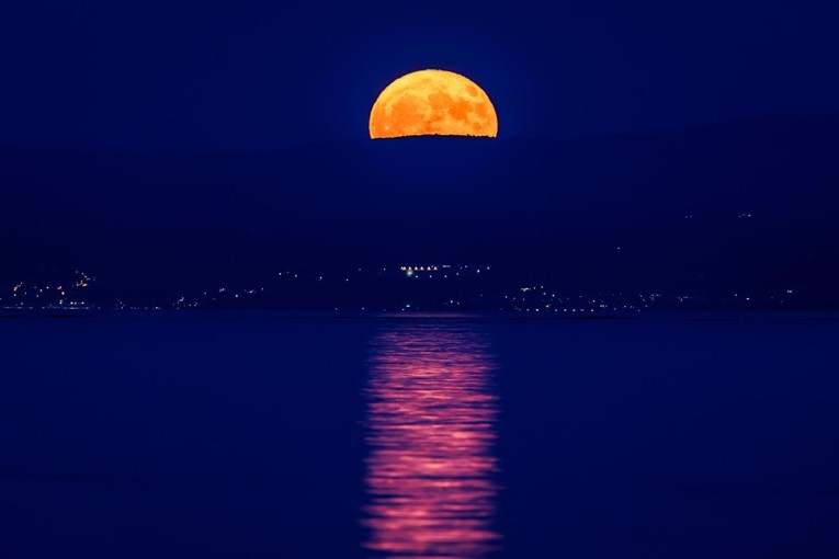 Fotografije Supermjeseca iznad Splita ostavljaju bez daha